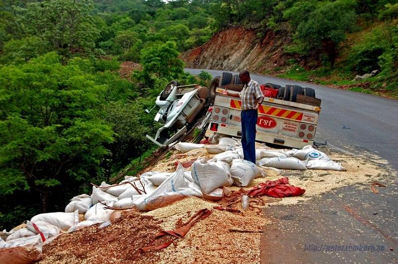 Accidents zambezi escarpment (1).JPG - The third out of five accidents in 12 hours!
 WHAT HAPPENED?